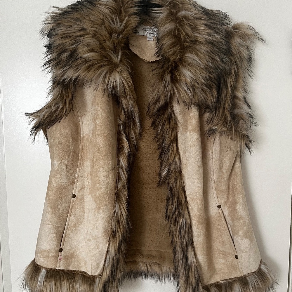 Brown faux fur vest with sheering inside. Sz M
